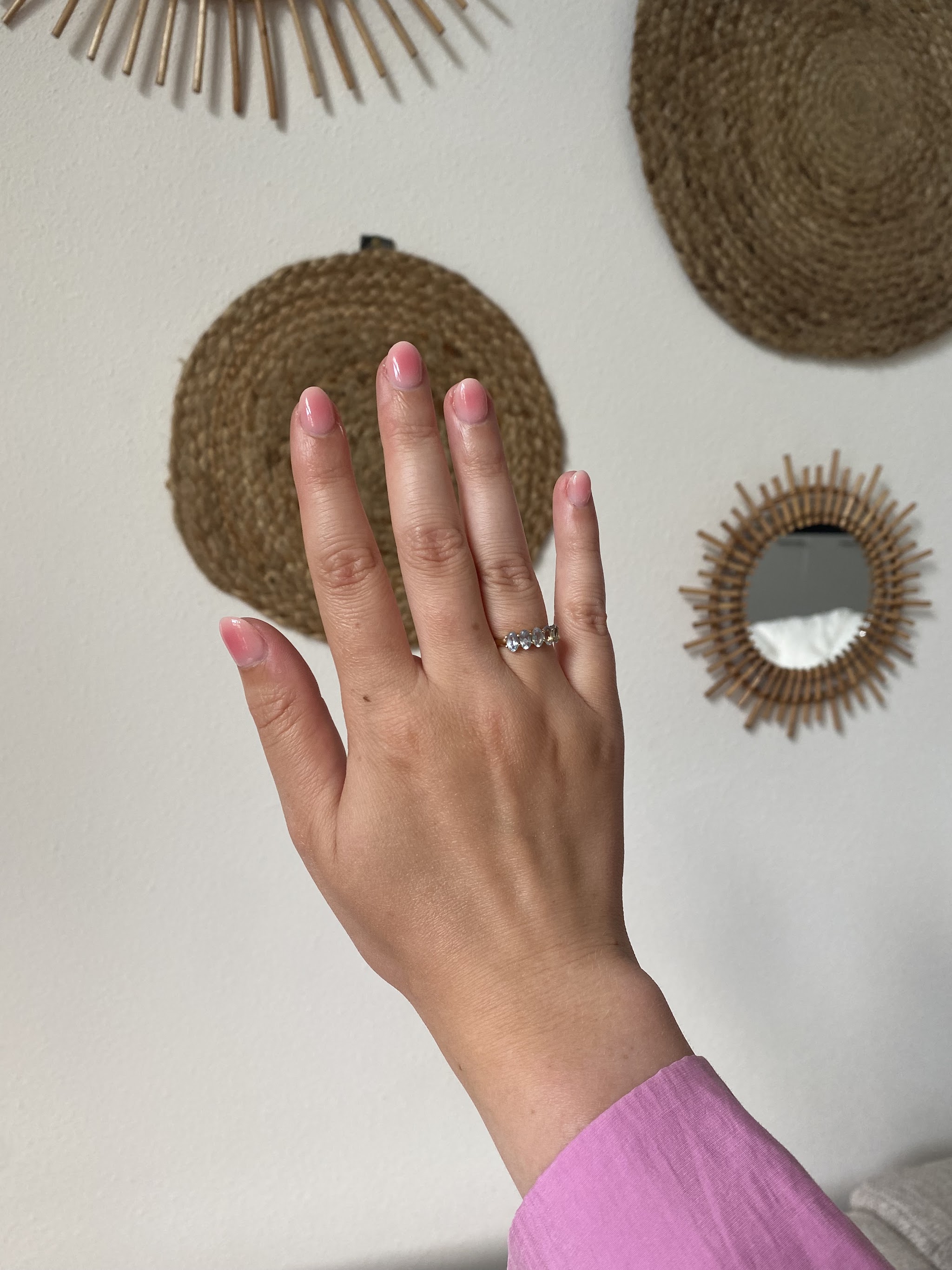 Roze nagels voor een wand met rotan decoratie