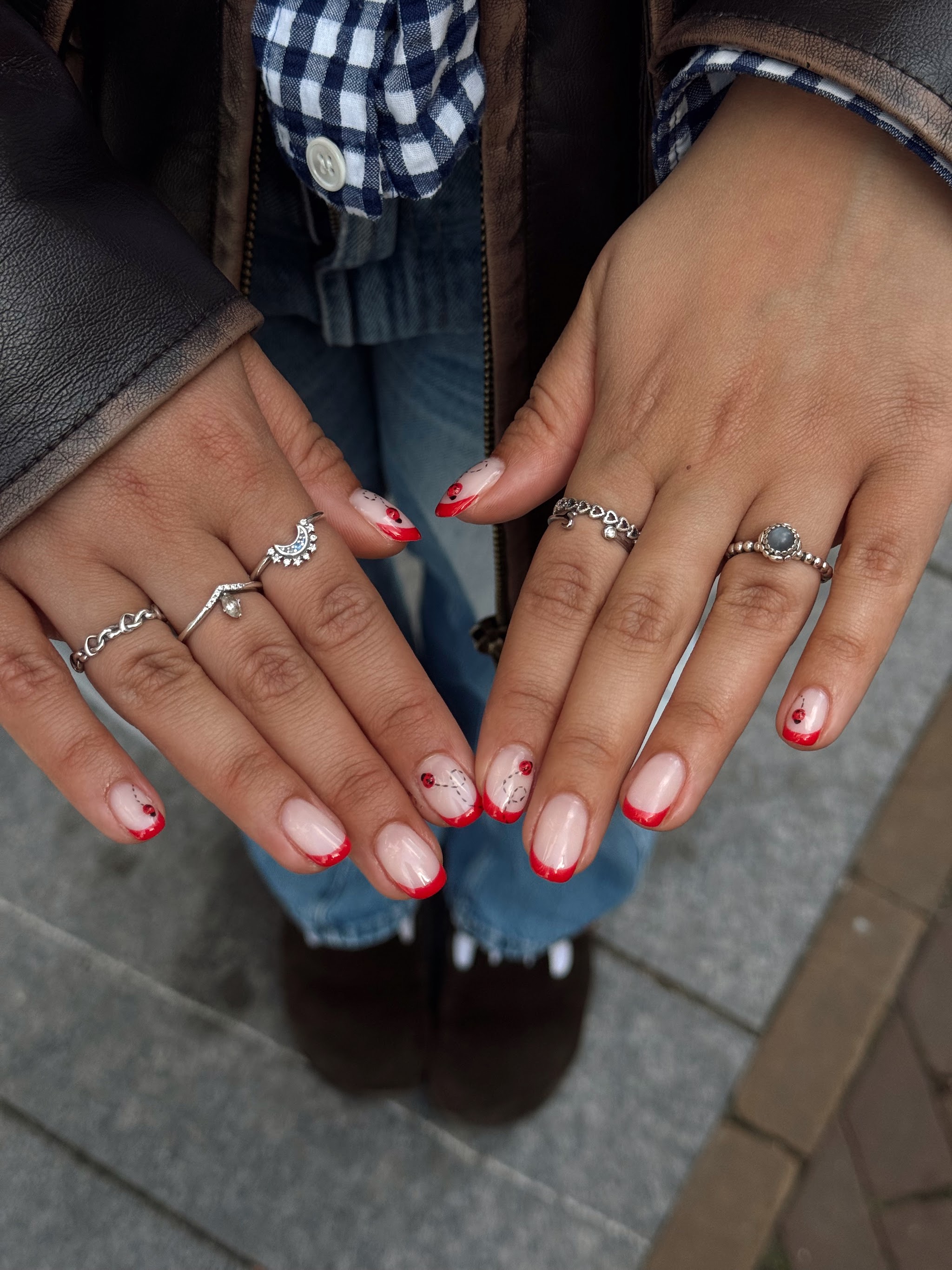 Rode french tips met kleine hartjes